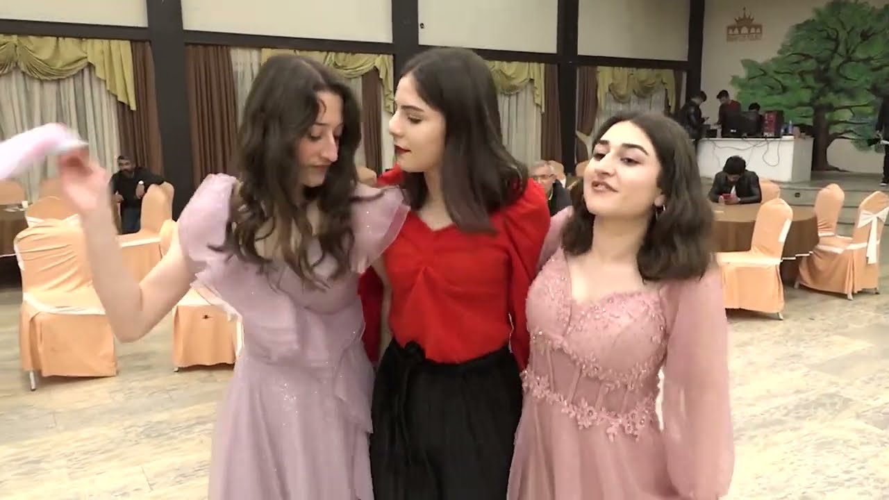 Esra & Mesut dugun damat kendi düğününde dans şarkısı soylerken duygusal  klib Aluca Aşiret Düğünü