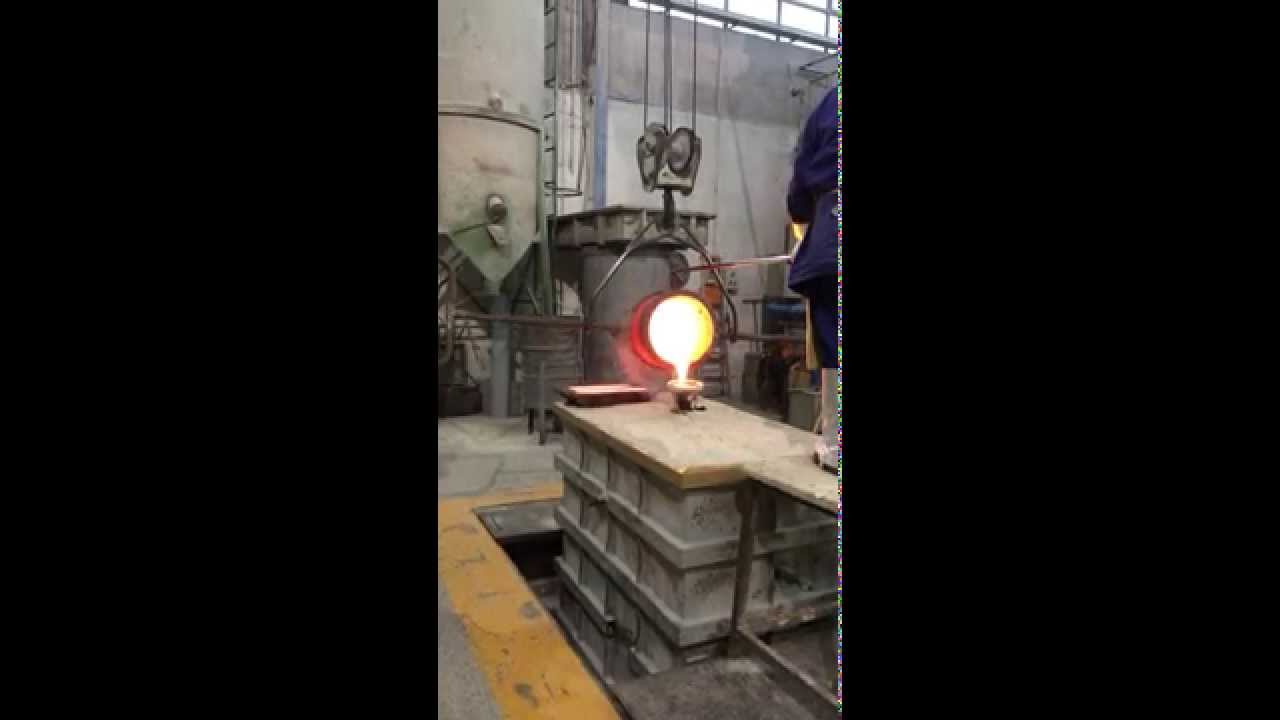 A single 300 kg bronze pouring!