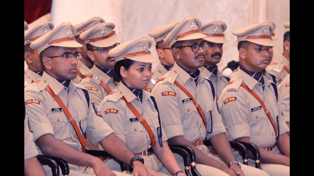 IPS Probationers of 2017 batch share their training experiences with President Kovind