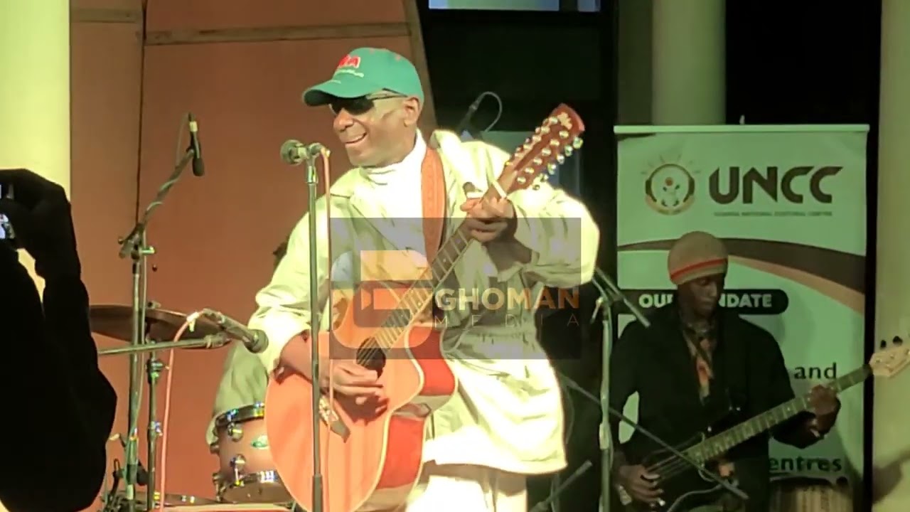 Alex mukulu atabuse nabayimbi ababadde bamugoba ku stage  ya national  theatre nga ayimba!!