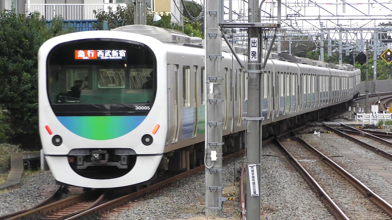平面交差する駅　西武鉄道小川駅