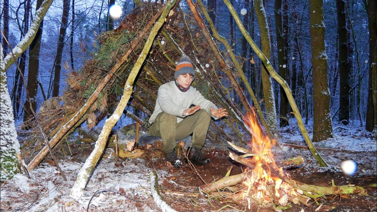 Zimowy biwak, budowa schronienia w śnieżycy i grillowane żeberka- noc bez namiotu