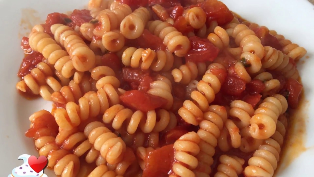 *Pasta al pomodoro* Un classico primo piatto italiano semplice e gustoso.