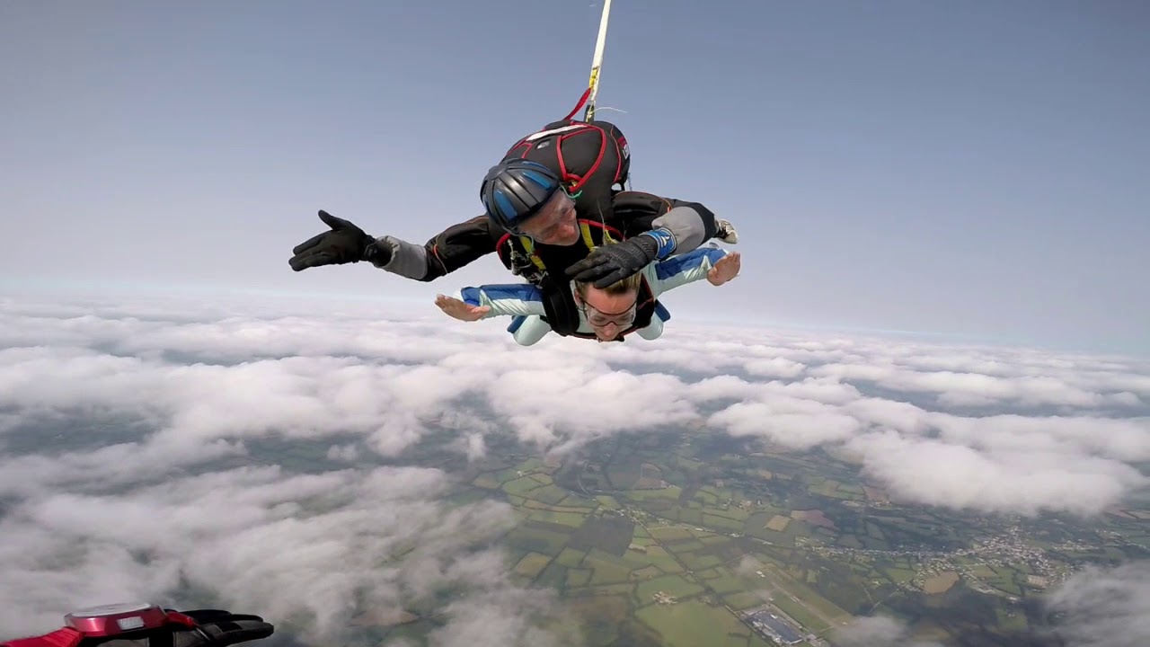 Saut en parachute tandem à Guiscriff -Nelly -