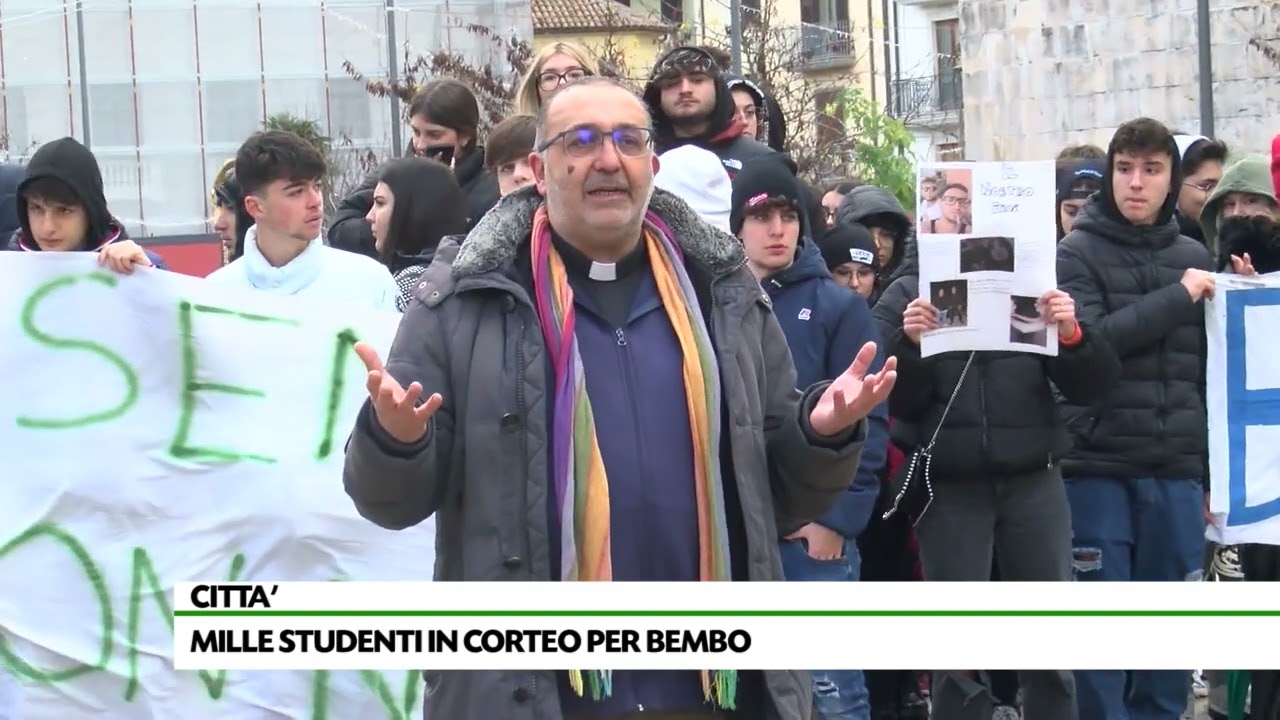 Migliaia in piazza per Roberto “insieme per vincere la paura”