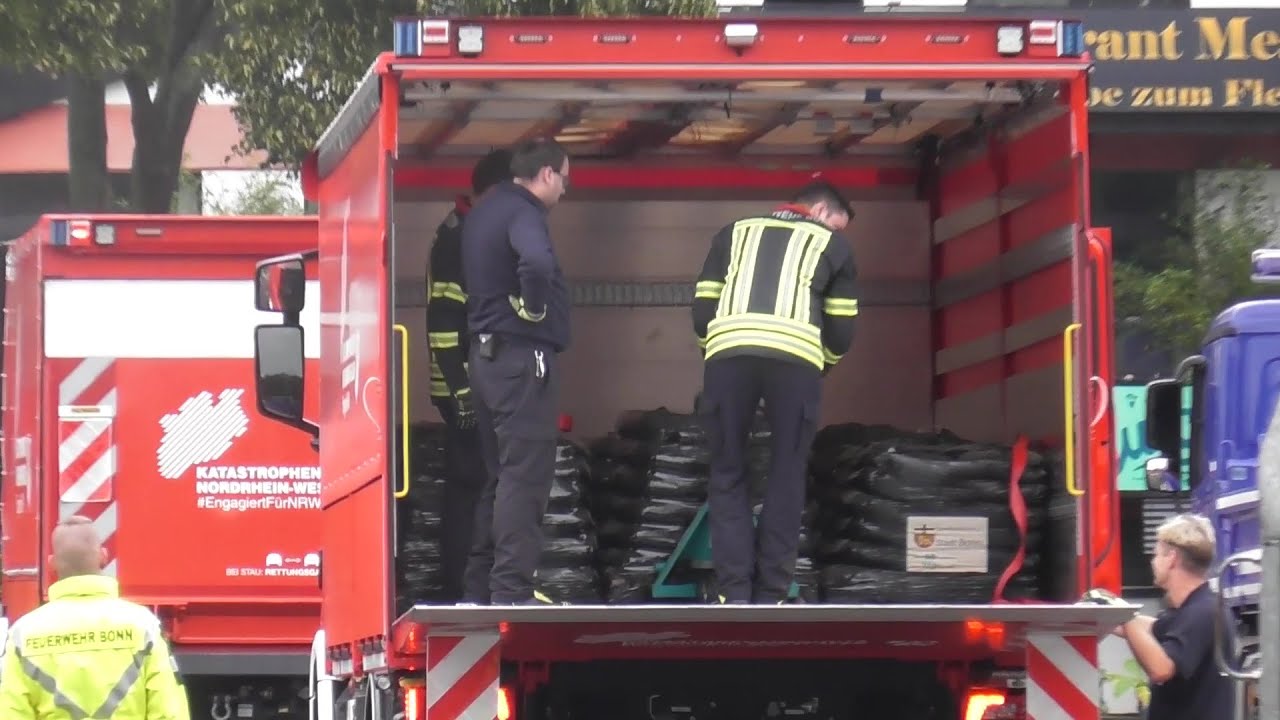 Starkregen - Bach droht überzulaufen - Feuerwehr Bonn liefert Sandsäcke in Bedburg am 9.9.25 + O-Ton
