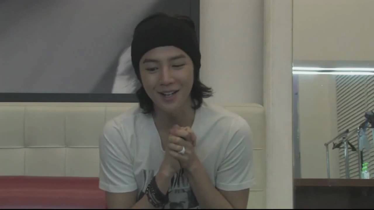 Jang Geun Seok speaks English and Filipino
