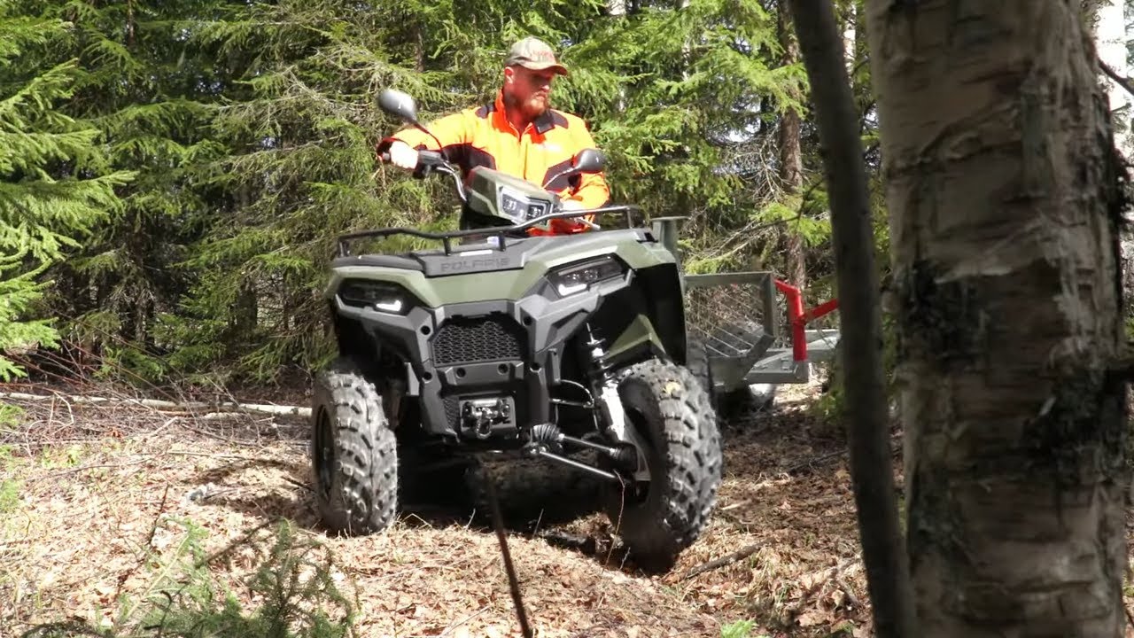 Mönkijällä puita metsästä. Toimiiko villasukka mikin tuulisuojana?