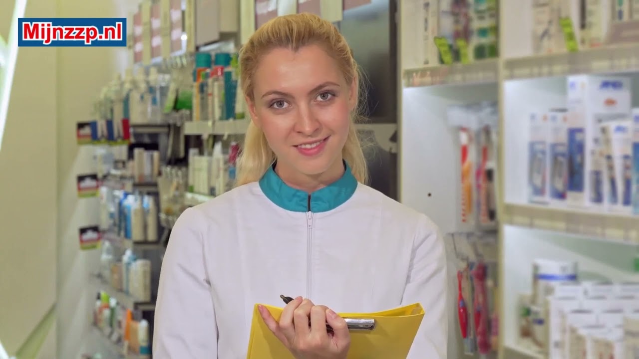 What does a pharmacy assistant do?