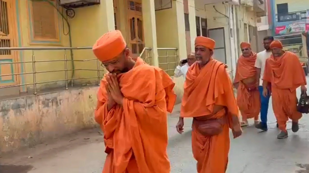 સંતો પધરામણી સોખડા ગામમાં - હરિપ્રબોધમ પરિવાર 