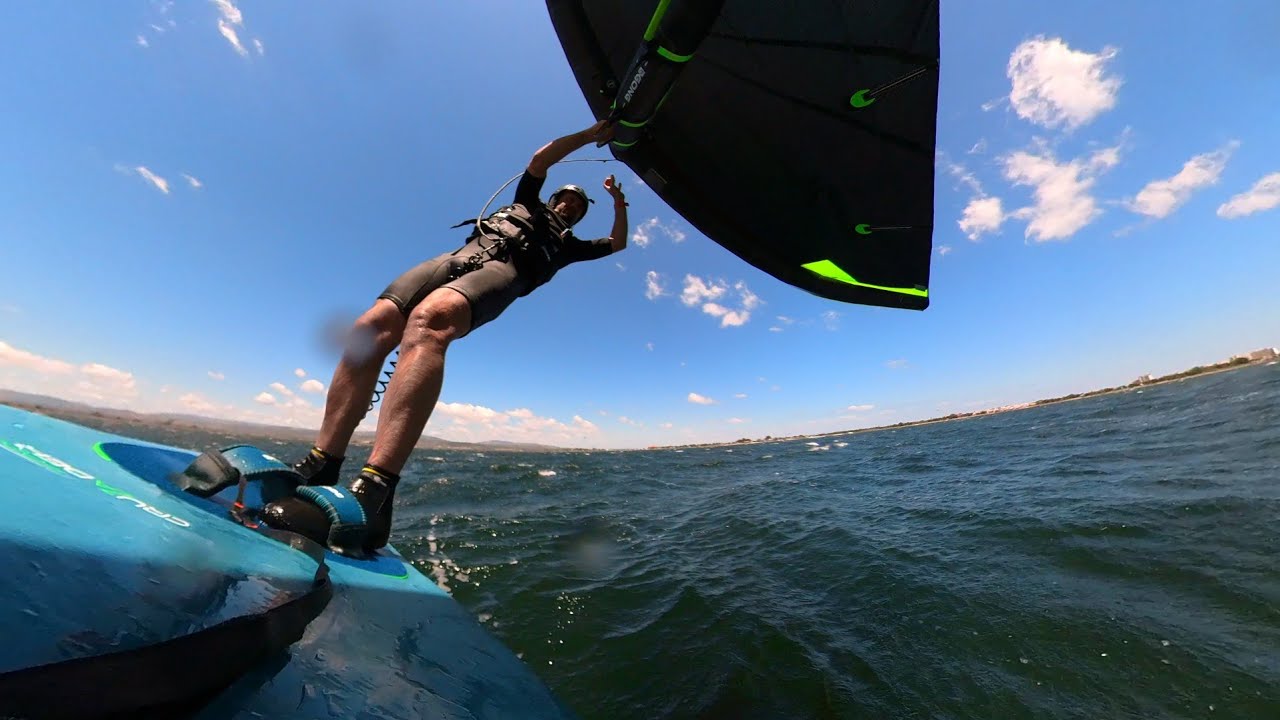 je vous embarque sur ma planche pour un tour de wingfoil