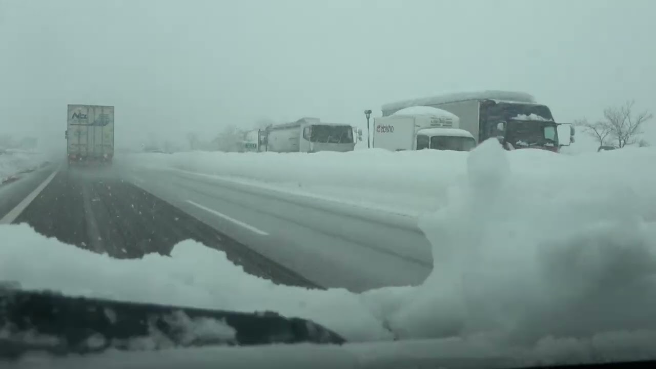 【速報】どこまでも続く大渋滞！！　E8北陸自動車道・中之島見附IC　豪雪地帯新潟県長岡市→見附市　JPCZ発生！最強最長寒波！現在の積雪降雪大雪猛吹雪