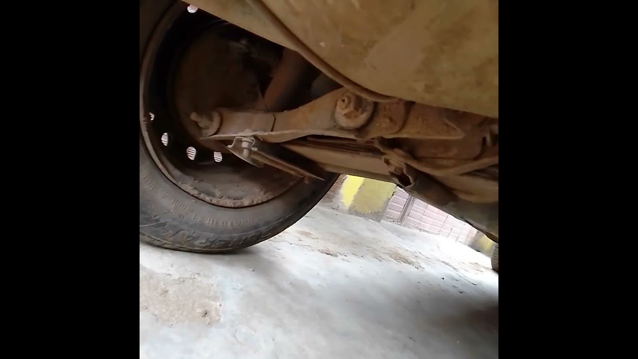 levantando traseira do Fiat uno em casa