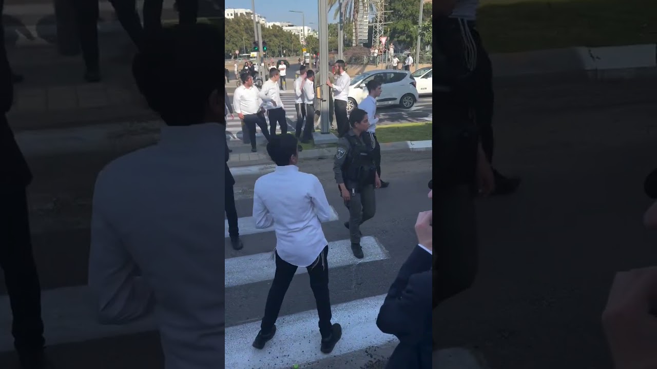 Столкновения израильской полиции с харедим, перекрывшими шоссе 4 возле Бней-Брака, среда, 17 июня