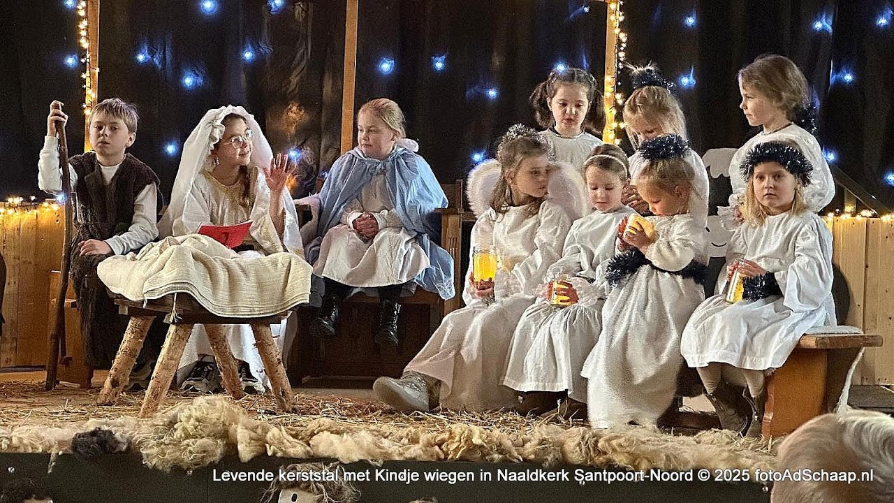 Levende kerststal met Kindje wiegen in Naaldkerk Santpoort-Noord
