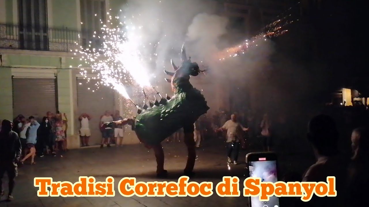 Correfoc, bersih desa di Calella, Barcelona.