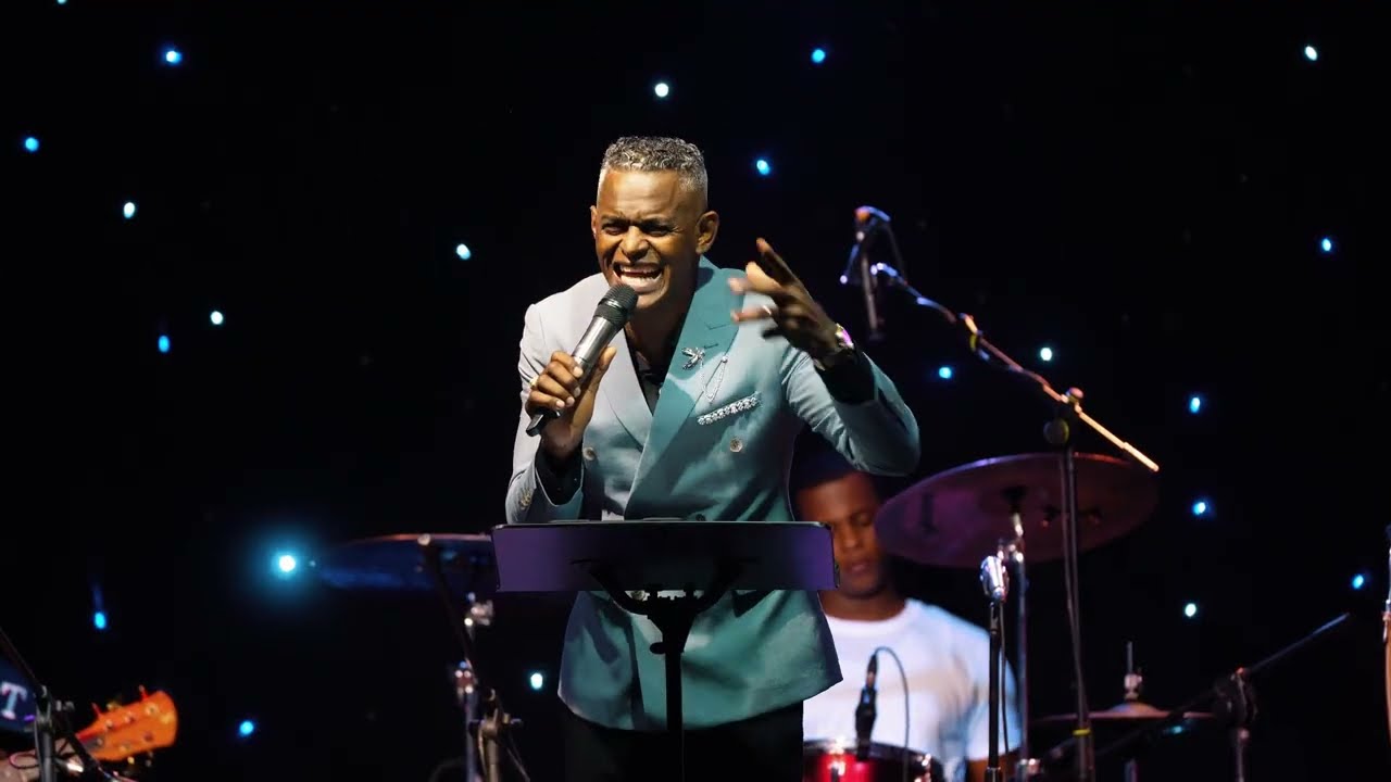 PASTOR JOSE MARIA ALCANTARA // FRENTE UN CRISTO DE PIE HAY UN DIABLO DE RODILLA