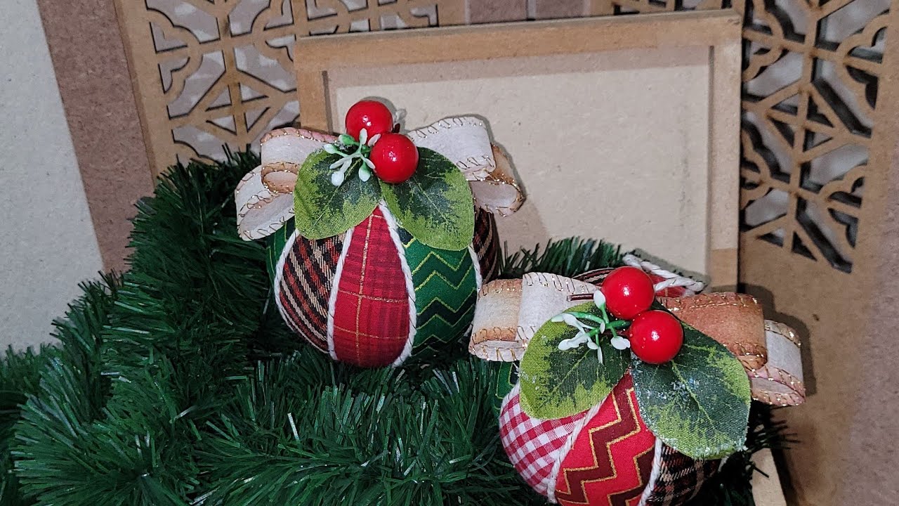 Decore bolas de isopor usando retalhos de tecidos! Bolas de Natal! Técnica de patchwork no isopor!
