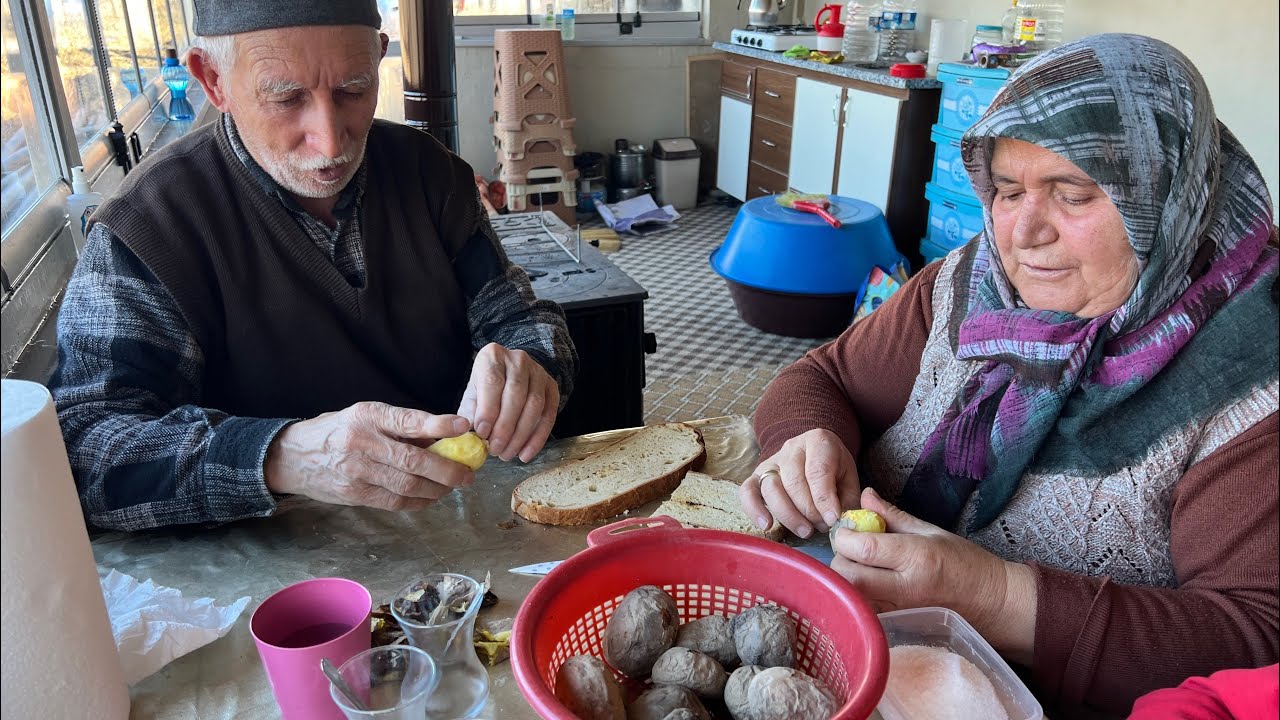 Bahçede kuzine sobada patates öğlen yemeği