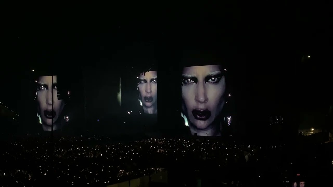 Lady Gaga - Intro + Bad Romance (ChromaticaBall Düsseldorf)