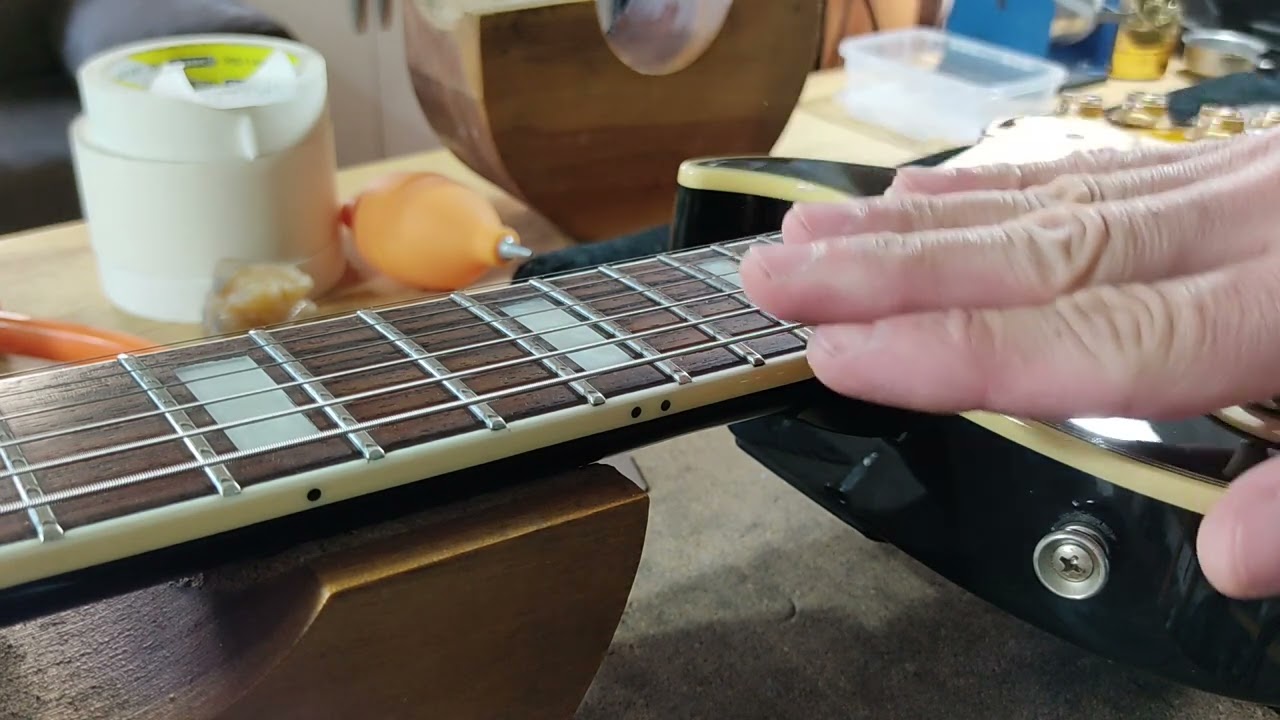 Ação de cordas em guitarras - | Diego Luthier |