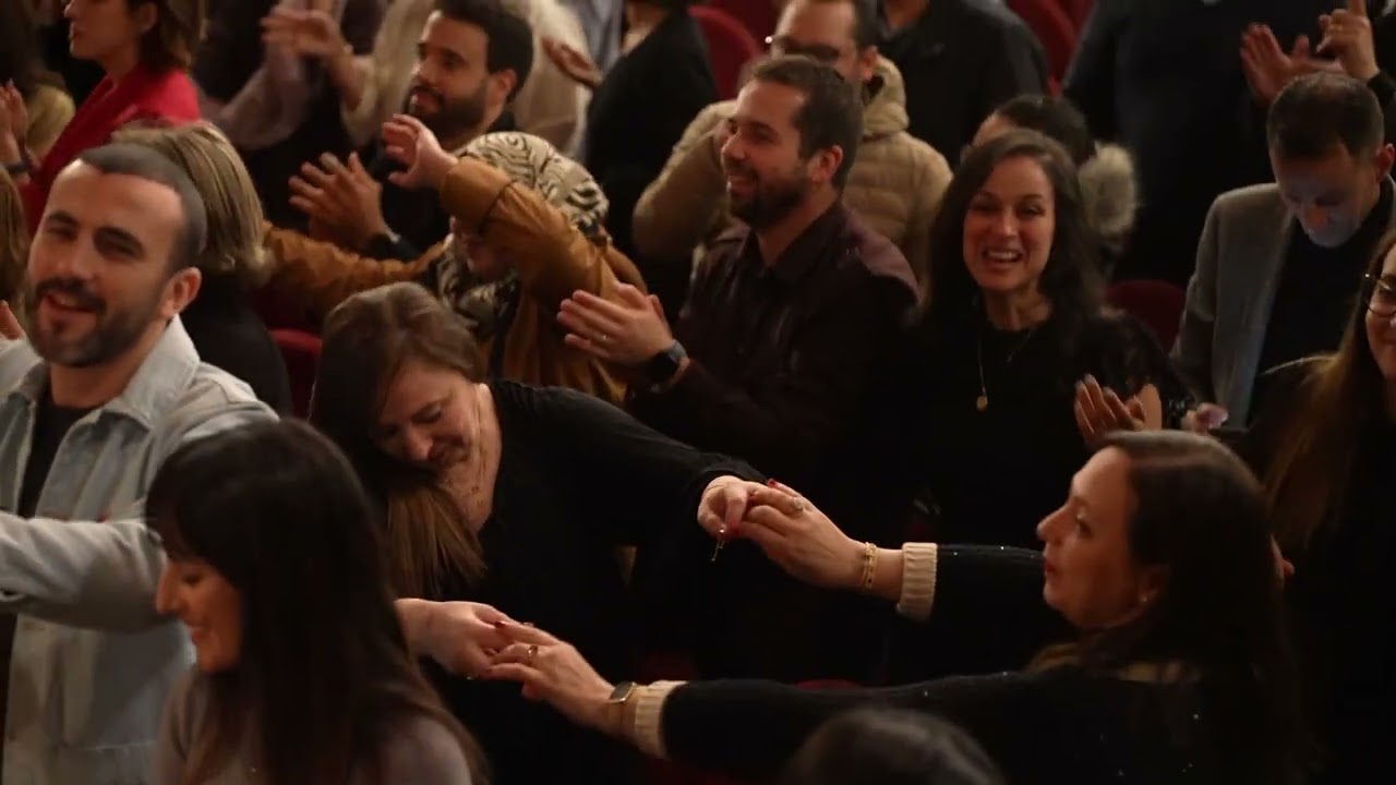 Abbas Righi à Paris, Théâtre de gymnase اول ما نبدأ القصة. من جات فرقتو في بالي