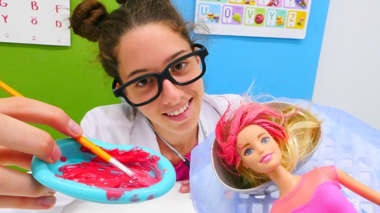 Barbie'nin saçlarını pembeye boyuyoruz. Kız oyunları