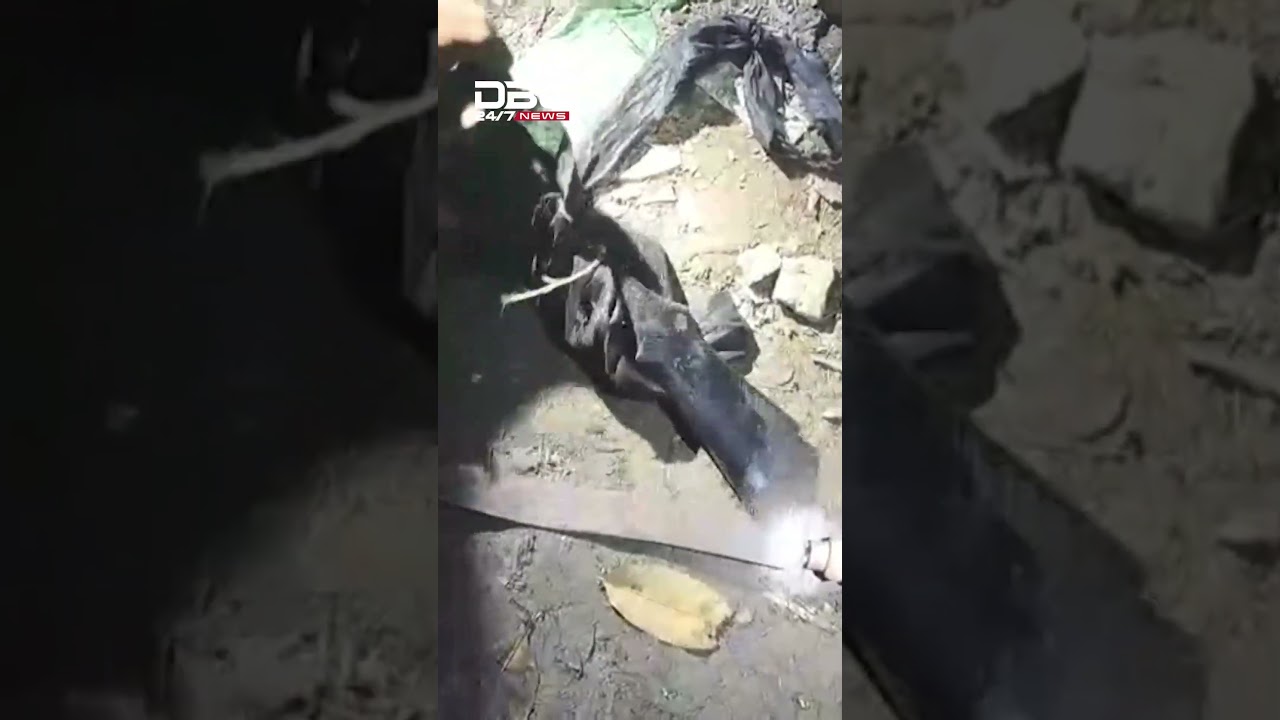 মুন্সিগঞ্জের গজারিয়ায় র&zwj;্যাবের অভিযানে আগ্নেয়াস্ত্র ও রামদা উদ্ধার | RAB operation | DBC NEWS