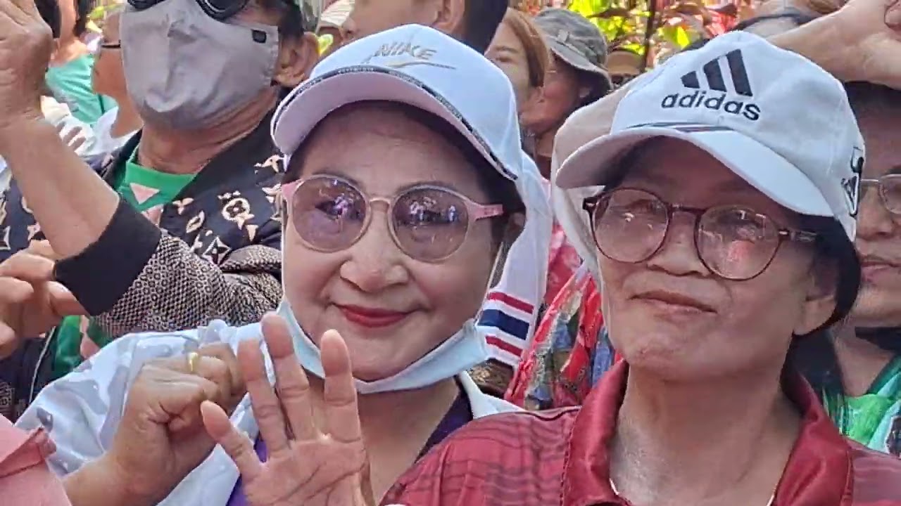 ไป งาน บุญ แจก ข้าว ฟัง หมอ ลำ โชคชัย น้อย ดาว เหนือ ที่ อำเภอ บ้านดุง ครับ ผม