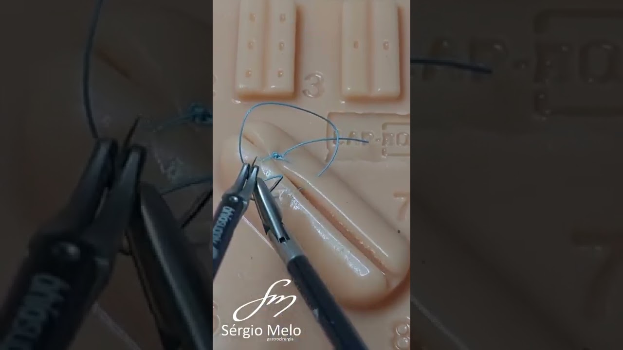 Demonstração de treinamento de sutura laparoscópica em simulador 