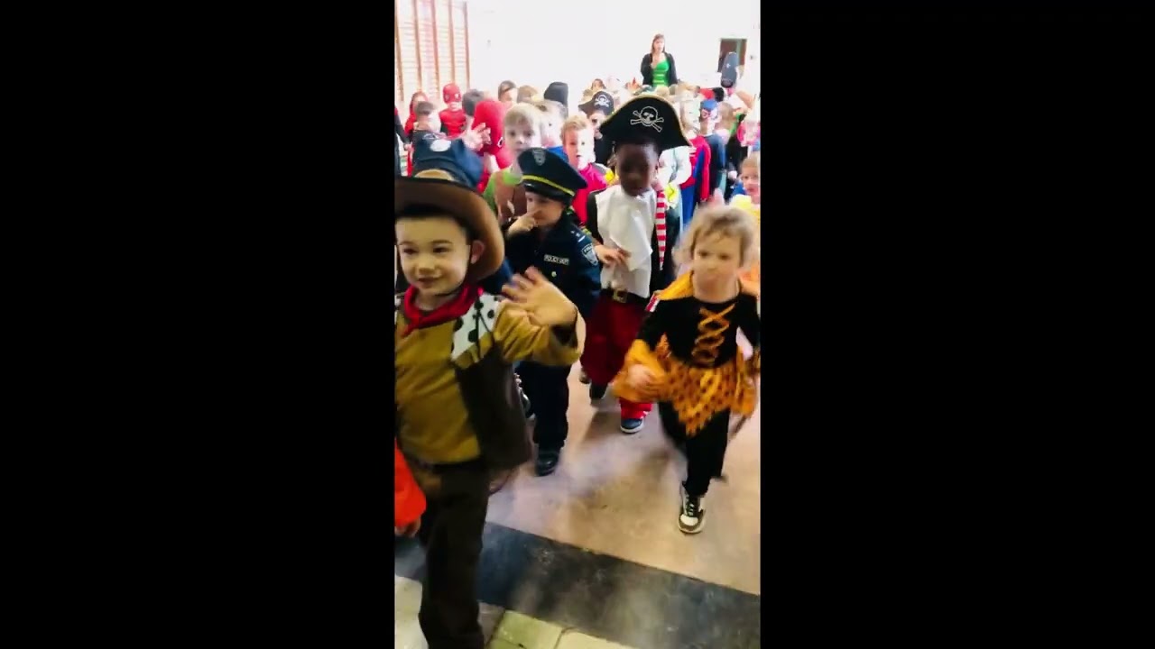 carnaval in de kleuterafdeling : modeshow