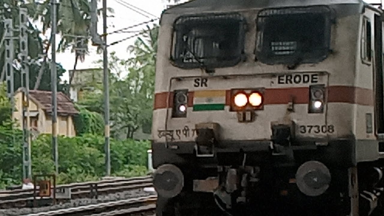 TRAIN PALLAVAN EXPRESS ENTERING SRIRANGAM RAILWAY STATION SRGM Thiruvarangam Rail Nilayam Trichy TN