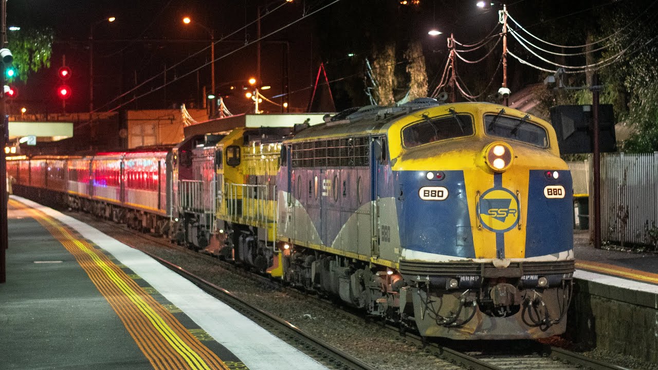 VINTAGE STREAMLINER leads 14 V/Line carriage transfer to Bendigo! | SSR B80, P17 & P15