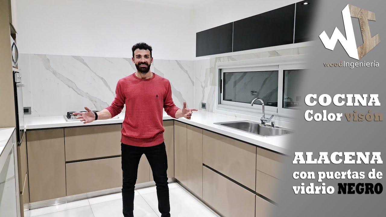 Cocina color visón y alacena con puertas de vidrio negro - WOOD INGENIERIA