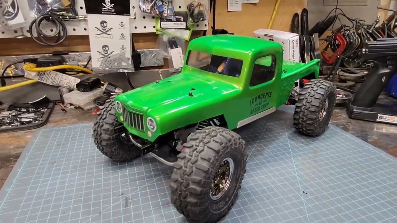 AXIAL SCX10.2 Бюджетная сборка радиоуправляемого гусеничного грузовика.
