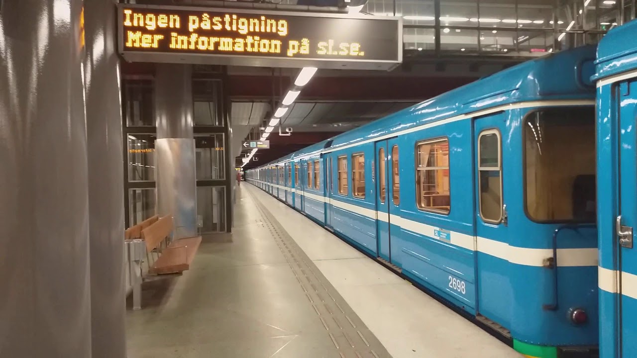C6 Tunnelbana Tas Ur Trafik Vid Liljeholmen.