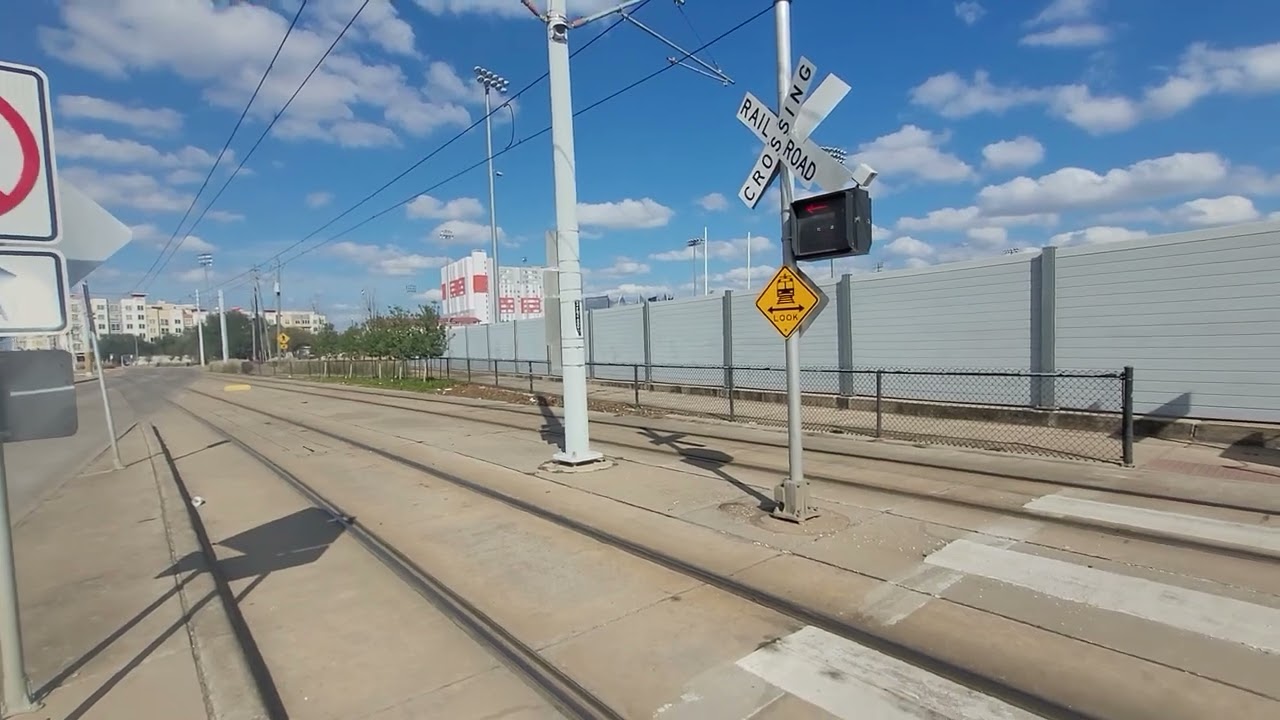 Railfanning on Scott St (track 1)