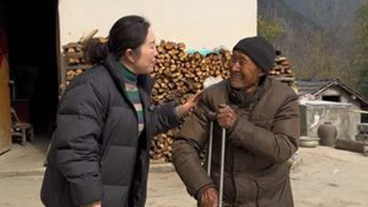 91岁老人，早年为修乡村公路摔断了腿，即便如此，他依然心怀感恩，总念叨国家政策好。如今的老人依旧坚强乐观，特别健谈开朗。这精气神，一下就打动了我，这大概就是生活的勇者！#三农#我的乡村生活#老人...