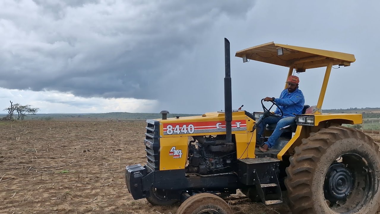 Formou um temporal quando o trator cbt 8440 tava cortando terra