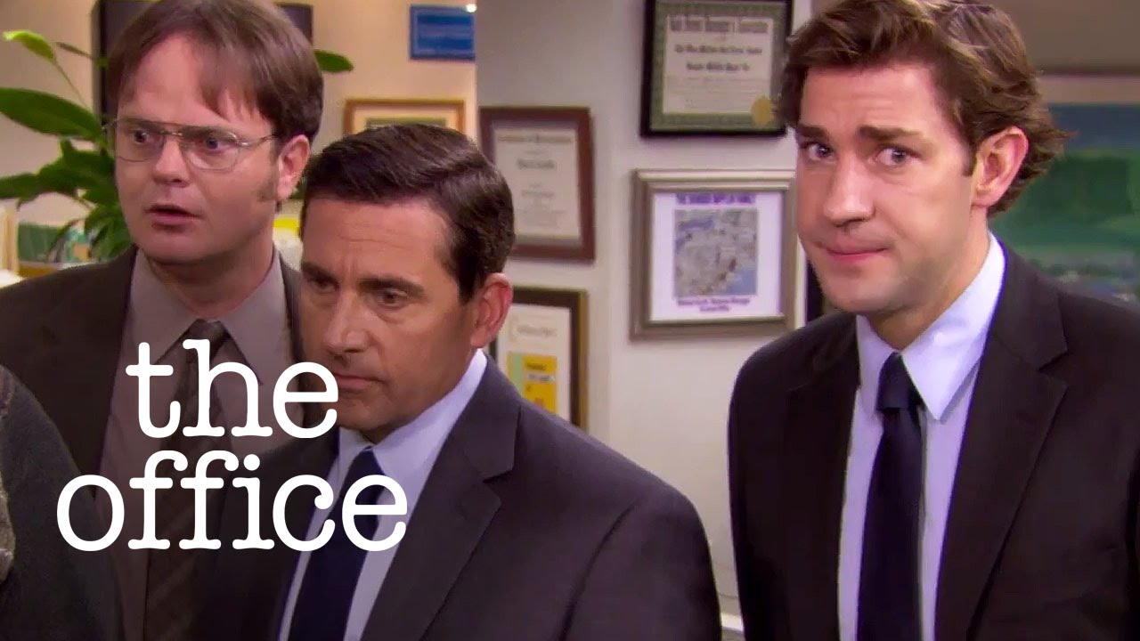 Michael Scott wpada do stawu z karpiami koi - The Office US