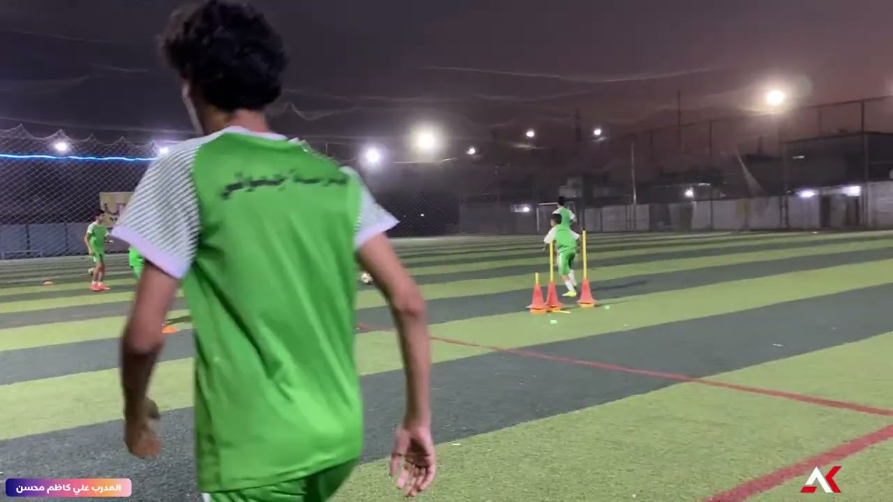 تعليم اللاعبين تغيير اتجاه اللعب لاستغلال المساحات الخالية
