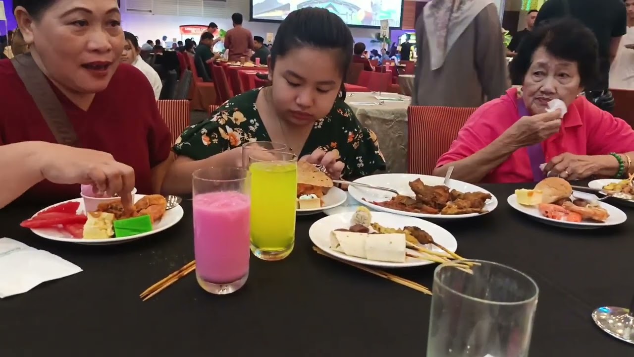 Semalam punya cerita gaiss berbuka puasa bersama sanak saudara dibcck sungguh meriah sekali suasana