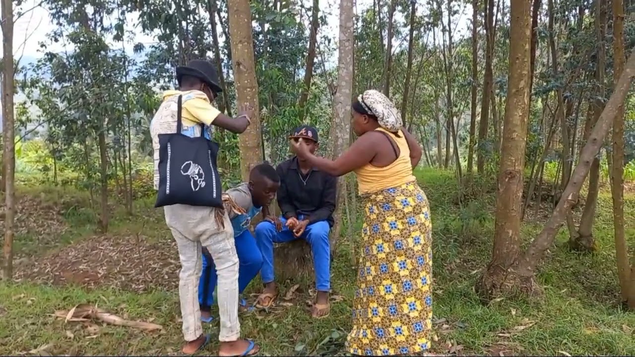 Abayobozi baragwira noneho, kwambara igifuka ngo yabyambariye koko.