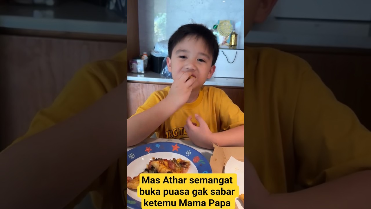 Mas Athar makan Pizza ~Citra Kirana dan Rezky Adhitya~