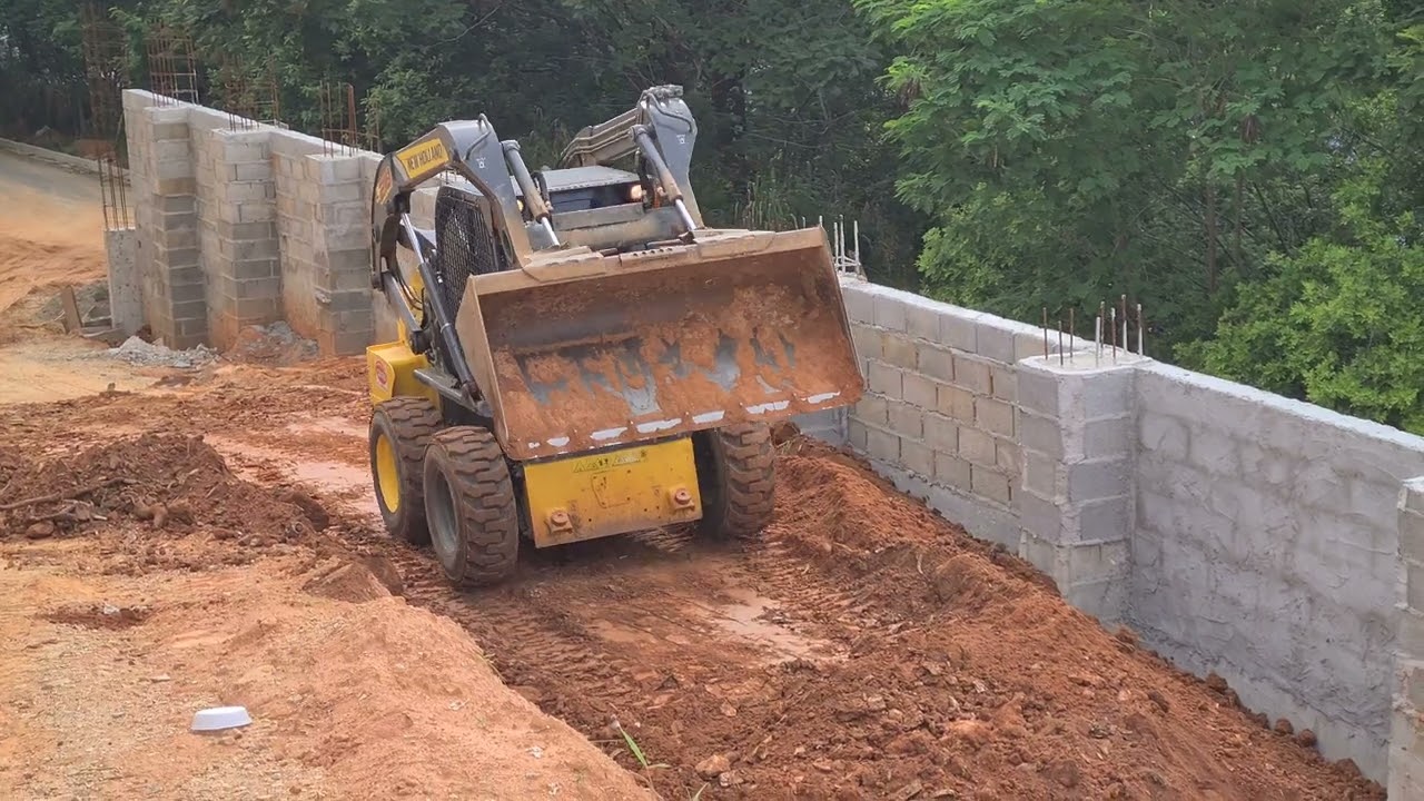 MINI CARREGADEIRA L218 NEW HOLLAND ESPALHANDO TERRA