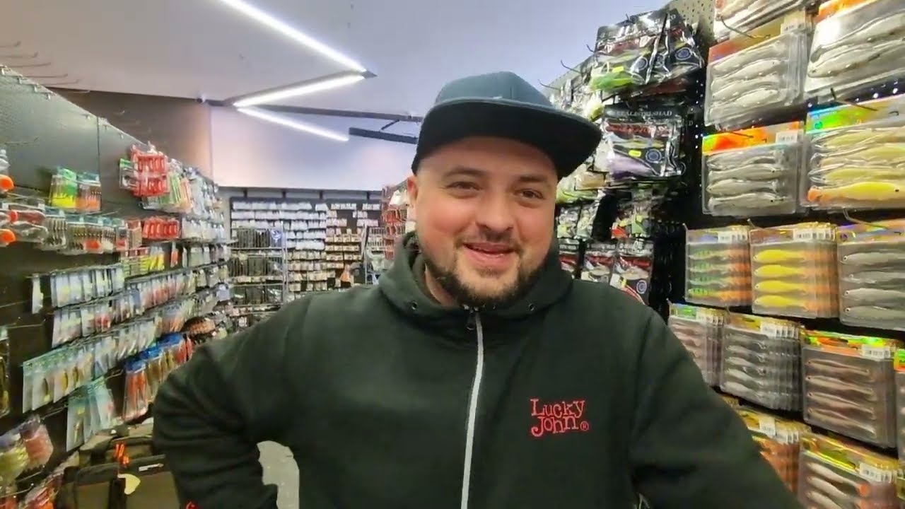 Gugała pozdrawia w promocji na torby i plecaki