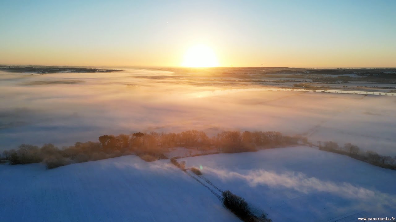Lever de soleil sur la vallée de la Vilaine enneigée - Rieux (56350) - Voeux 2026