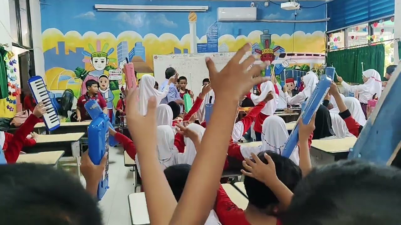 Kamis, 12-2-2026 Ekskul Drumband karena hujan jadi diruangan