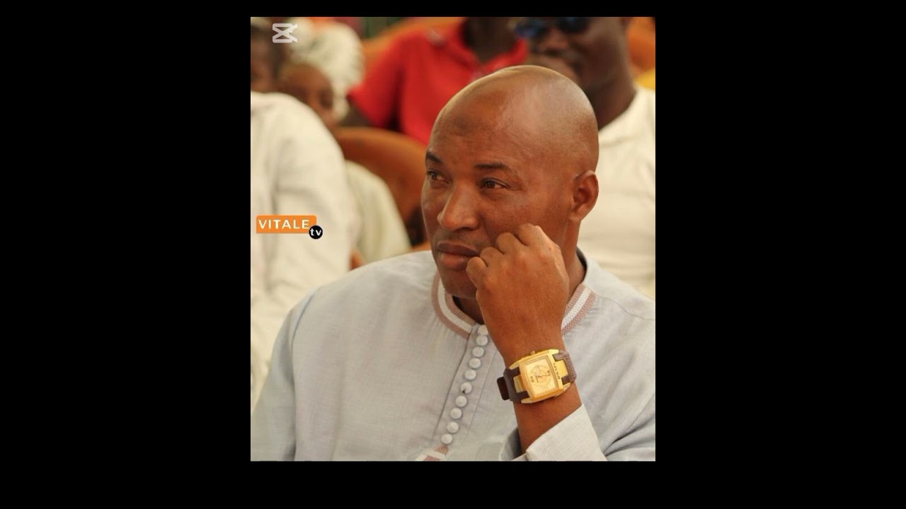 مشهد راق ومعبر :تفرش مدرسة الأزهر امبورو سجاد أحمر تكريما لأساتذتها وتكافئهم بلوحات شرفية  !!!