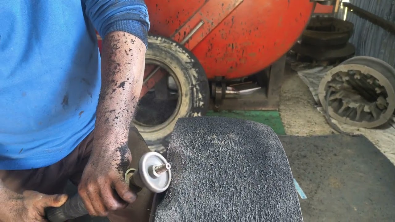 Radial tyre mein kis tarah Se tar ki Safai ho rahi hai rubber chadhane ke liye #tayer #engineering 